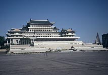 Blick über den Kim Il Sung-Platz zum Großen Studienpalast des Volkes