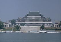 Blick über den Daedong-Fluß zum Großen Studienpalast des Volkes