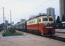 Expresszug aus Peking trifft in Pyongyang ein, gezogen von einer koreanischen Bulgengi (Rote Fahne)-  Elektrolokomotive