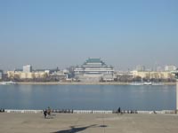 Blick über den Daedong Fluß zum Kim Il Sung Platz mit dem Studienpalast des Volkes