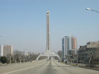 Gedenkstele zum Beginn der Allee zum Kumsusan-Palast